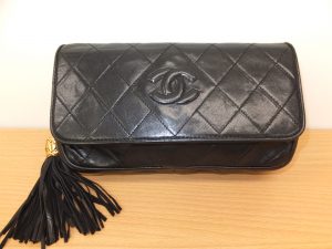 ブランドCHANELポーチ金フリンジ付き