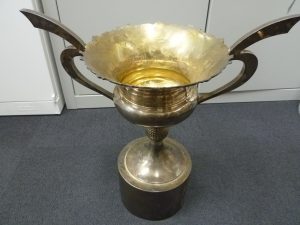 純銀のトロフィーをお買取しました。福岡市城南区の大吉七隈四ツ角店です。