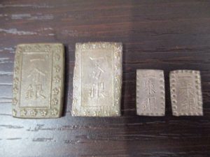 小倉南区下曽根、大吉サニーサイドモール小倉店で買取りました古銭・古いお金「一分銀」「一朱銀」の画像です