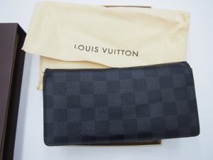 ダミエ・グラフィットの長財布をお買取り致しました大吉鶴見店です。