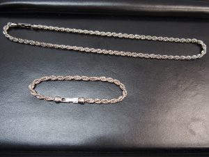 プラチナのネックレスとブレスレットをお買取り致しました大吉鶴見店です。