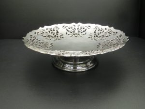 大吉鶴見店はMappin & Webb(マッピン＆ウェッブ)の透かし盛り皿をお買取り致しました。