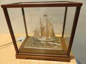 とても立派なシルバーの縁起物の置物です。