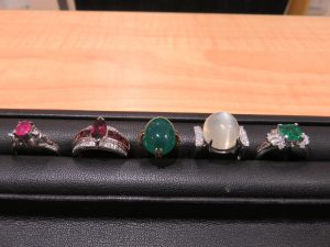 買取専門店大吉東急プラザ新長田店に 色石リングが集合しています