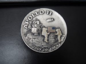 大吉鶴見店はアポロ11号の記念メダルをお買取り致しました。