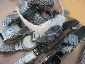 動かない腕時計