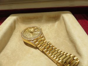 74個のダイヤつきのロレックスの時計！！