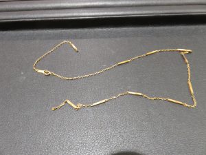 ちぎれていた18金のネックレス寂しく寝ていました。 