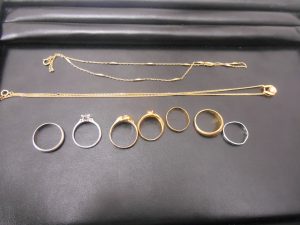 買取専門店 大吉 JR八尾店です。貴金属ネックレス、指輪)を買取ました。