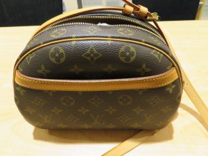 ヴィトンのショルダーバッグブロウです。