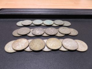 探せばあります。 100円、1000円銀貨です。