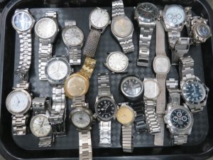 IM本日は沢山の古い腕時計をお買取りさせて頂きました。