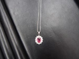 大吉鶴見店は赤い宝石、ルビーのネックレスをお買取り致しました。