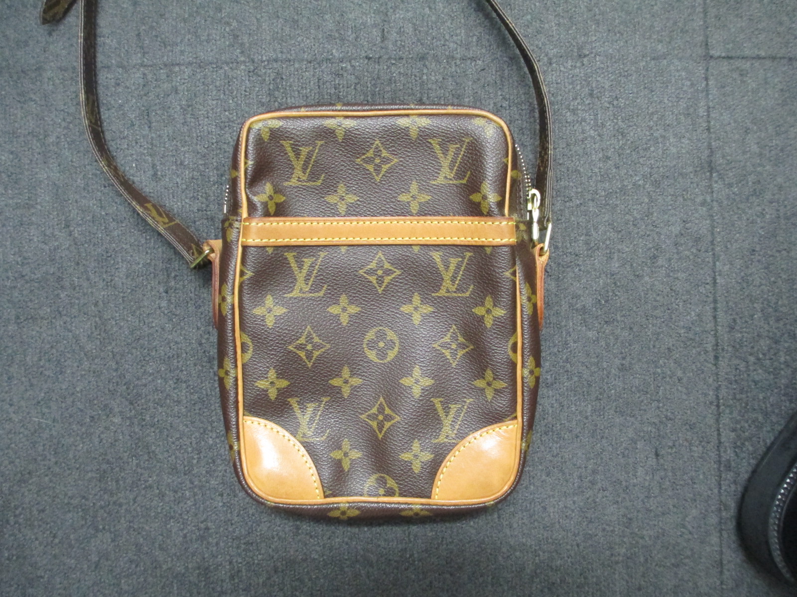 円町にお住いのお客様からちょっと古いブランドバッグを買取致しました!