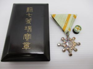 勲章高価買取致します。生駒駅からすぐの買取専門店大吉グリーンヒルいこま店でお買取させて頂きました勲章の画像です。