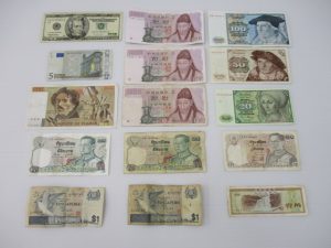 外国紙幣買取。生駒駅からすぐの買取専門店大吉グリーンヒルいこま店でお買取させて頂きました外国紙幣の画像です。