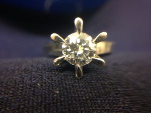 ダイヤモンドの買取お任せ下さい松山市の大吉松山久万ノ台店です。