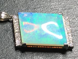 Pt900 ペンダントトップ 白色オパール スクエア型