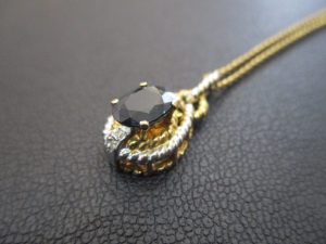 サファイアのネックレスをお買取りいたしました。宝石のお買取りは大吉松江店にお任せください。