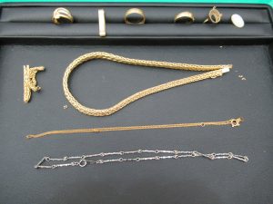 貴金属売るなら大吉松山銀天街店へ!