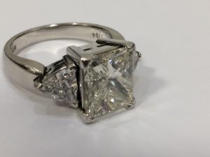 ルースダイヤ5.093ct　脇医師石も1ct越えてます！