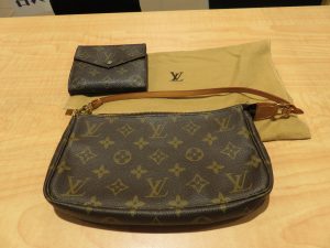 ヴィトンの財布とポーチの素敵なセットのお買取りです。