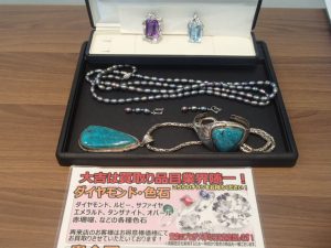 「はー、こんなに差が出るんですか~。勿体ないことしたー」色石買取は断然!姶良市・買取専門店大吉タイヨー西加治木店です。