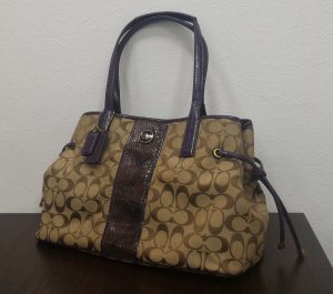人気のCOACH トートバッグ　シグネチャー　パープルをお買取りさせていただきました。 大吉　聖蹟桜ヶ丘オーパ店です。