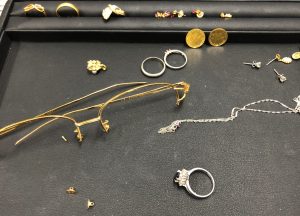 小っちゃな【ピアス】でも、壊れた【メガネフレーム】でも・・・大吉長崎屋小樽店では喜んでお買取り致します!