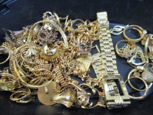 大吉 武蔵小金井店 大量の貴金属の画像です。