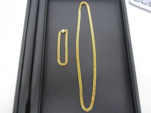 金のネックレスです♪