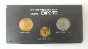 EXPO70記念メダル(3点セット)をお買取りいたしました。大吉 聖蹟桜ヶ丘オーパ店。
