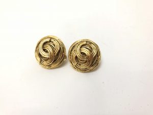 新三田よりお越しのお客様にシャネルのイヤリングをご売却頂きました。