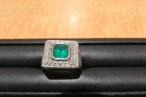 プラチナ、メレダイヤ、エメラルドのジュエリーです。