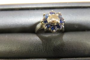 色石にダイヤモンドのリングです。 