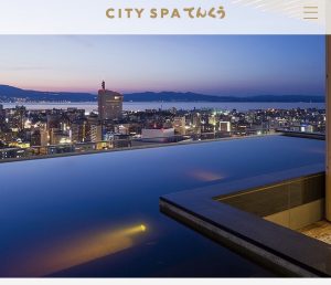 休暇中・ホテルの窓から