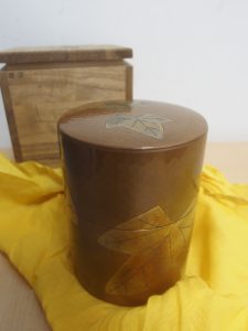 玉川堂 鋲打 銅製茶筒 葉文　鎚起銅器