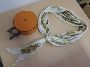 エルメス プリーツスカーフ