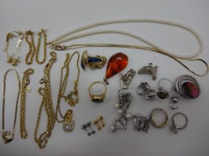 貴金属とファッションアクセサリーの違いが混ざってもお見分け付きますか?困ったときは姶良市・買取専門店大吉タイヨー西加治木店です。