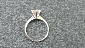 立て爪　リング