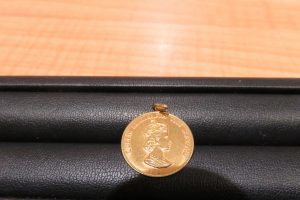 引き出しの奥からの金のコインの登場です。