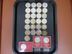 本日は東京オリンピックの1000円銀貨をお買取りさせて頂きました。