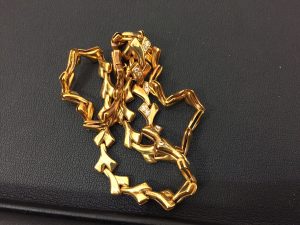昔のデザインの金のアクセサリーを買取させて頂いた大吉バザールタウン篠山店です!