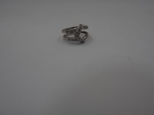 大吉鶴見店はメレダイヤのデザインリングをお買取り致しました.