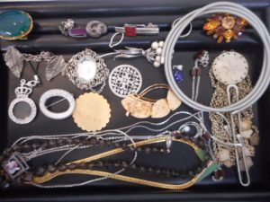 貴金属とファッションアクセサリーの違いが混ざってもお見分け付きますか?困ったときは姶良市・買取専門店大吉タイヨー西加治木店です。