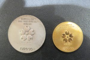 整理されての発見 金製の記念メダル