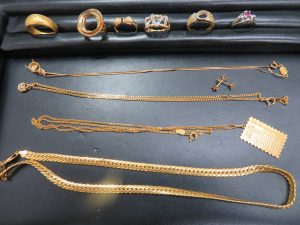 貴金属のアクセサリーを本日も沢山お持ち頂いてます。