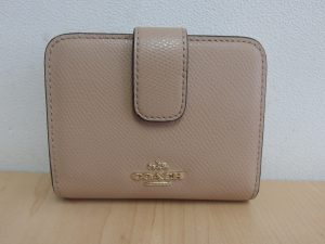 コーチ 二つ折り財布 クリーム色 F52692
