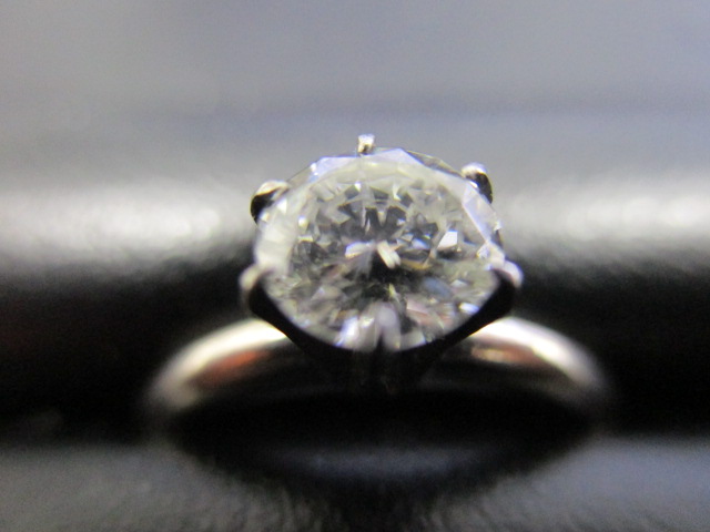 ダイヤモンド高価買取させて頂きます。奈良線生駒駅からすぐの買取専門店大吉グリーンヒルいこま店です。