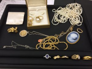 大掃除で出てきたアクセサリーなど大切な物の売却は、青い看板が目印の大吉久留米店へ!